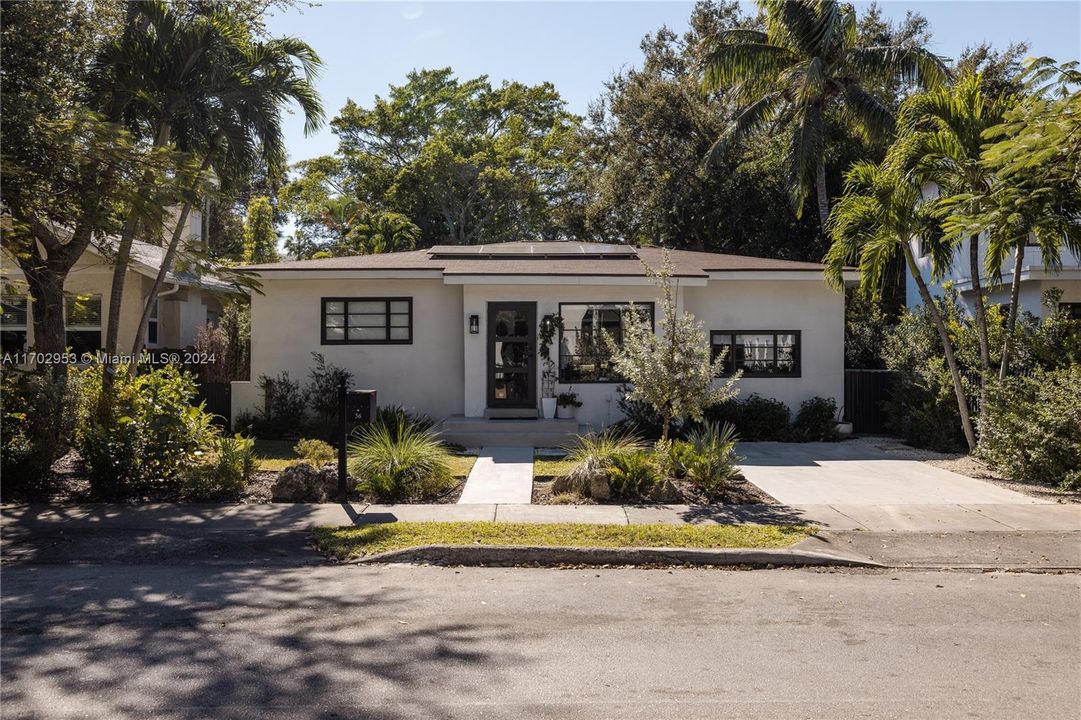 For Sale: $1,695,000 (4 beds, 2 baths, 1982 Square Feet)