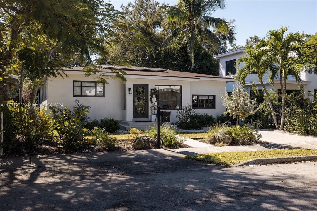 For Sale: $1,695,000 (4 beds, 2 baths, 1982 Square Feet)