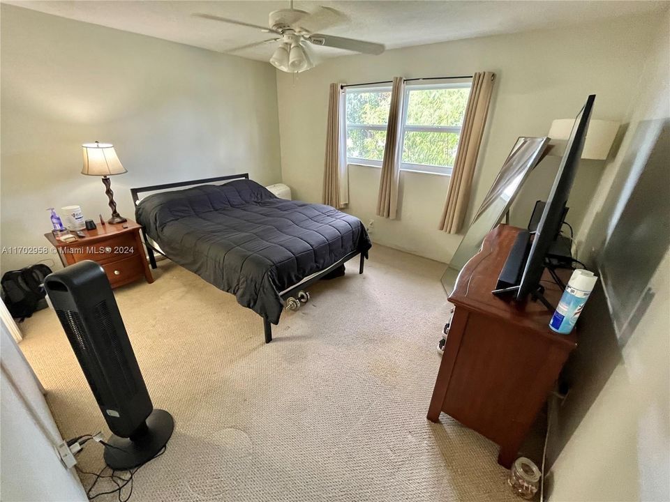 For Sale: $174,000 (1 beds, 1 baths, 641 Square Feet)