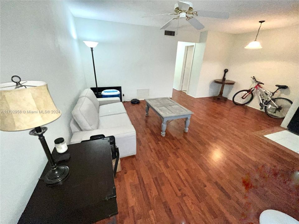 For Sale: $174,000 (1 beds, 1 baths, 641 Square Feet)