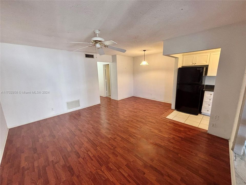 For Sale: $174,000 (1 beds, 1 baths, 641 Square Feet)