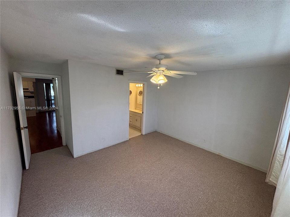 For Sale: $174,000 (1 beds, 1 baths, 641 Square Feet)