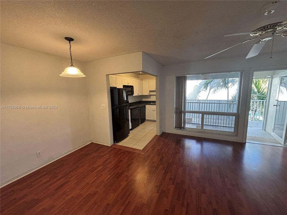 For Sale: $174,000 (1 beds, 1 baths, 641 Square Feet)