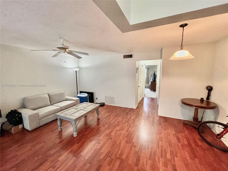 For Sale: $174,000 (1 beds, 1 baths, 641 Square Feet)