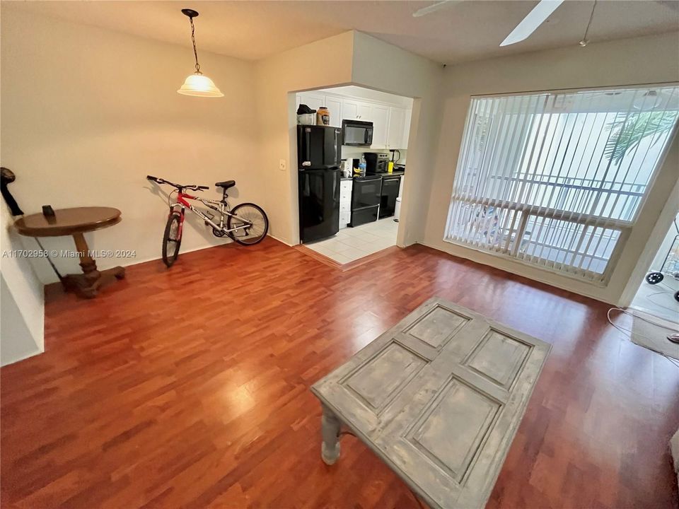 For Sale: $174,000 (1 beds, 1 baths, 641 Square Feet)