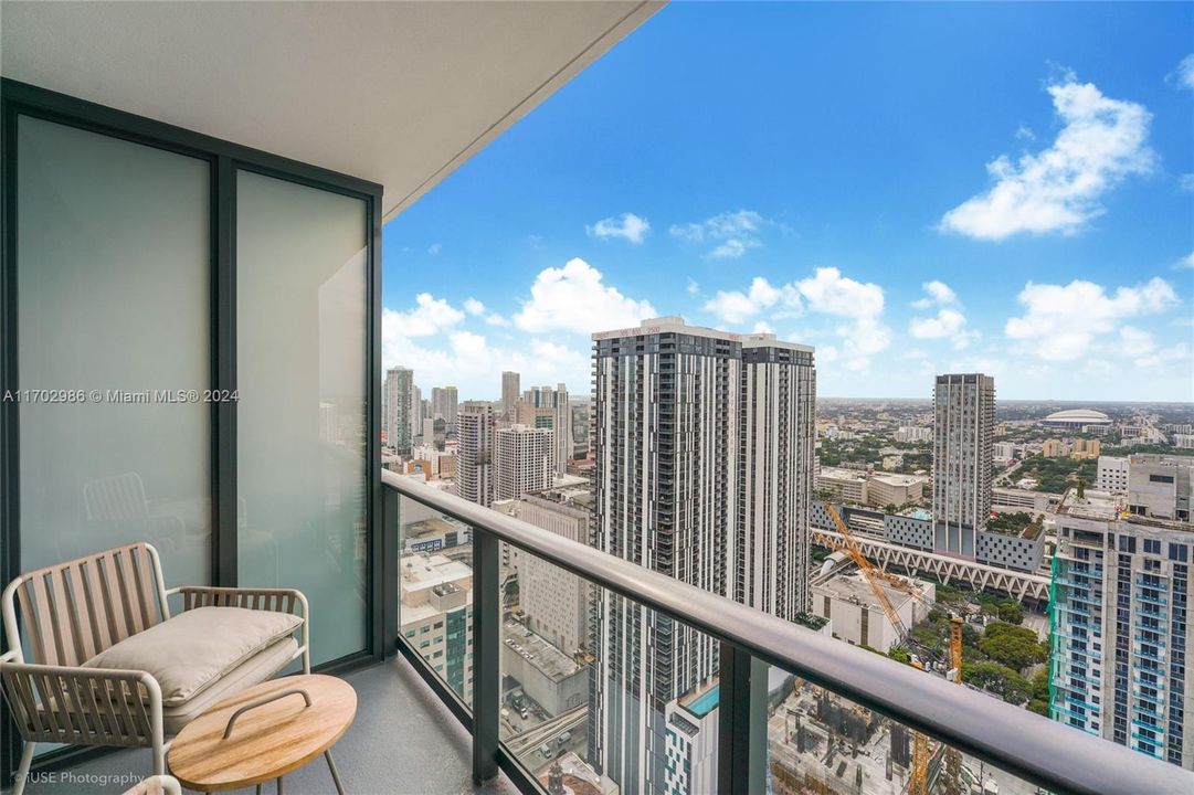 For Sale: $800,000 (1 beds, 1 baths, 769 Square Feet)