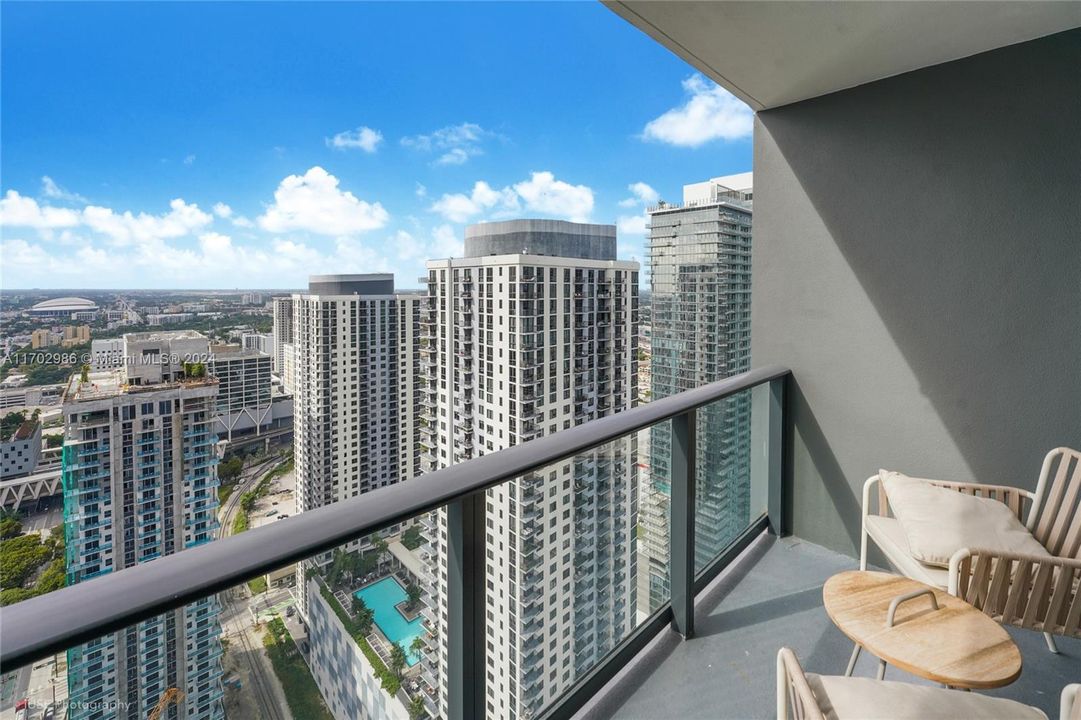 For Sale: $800,000 (1 beds, 1 baths, 769 Square Feet)