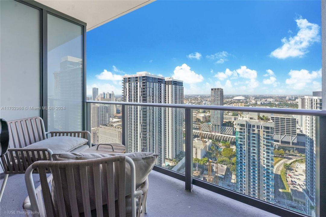 For Sale: $800,000 (1 beds, 1 baths, 769 Square Feet)