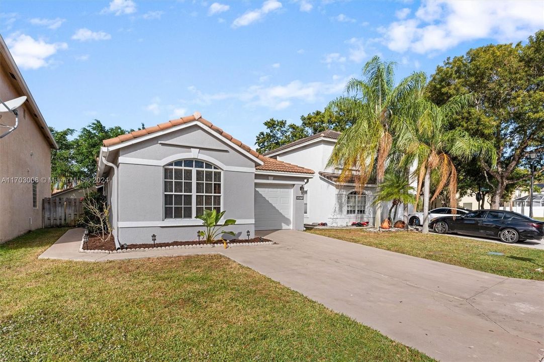 For Sale: $400,000 (3 beds, 2 baths, 1373 Square Feet)