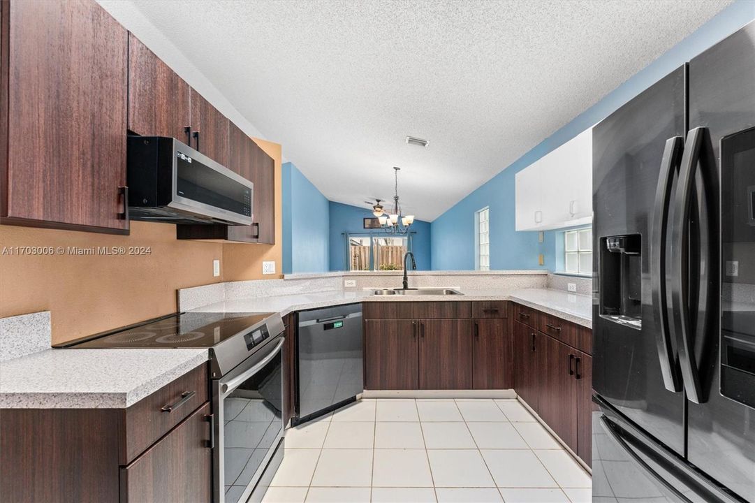 For Sale: $400,000 (3 beds, 2 baths, 1373 Square Feet)