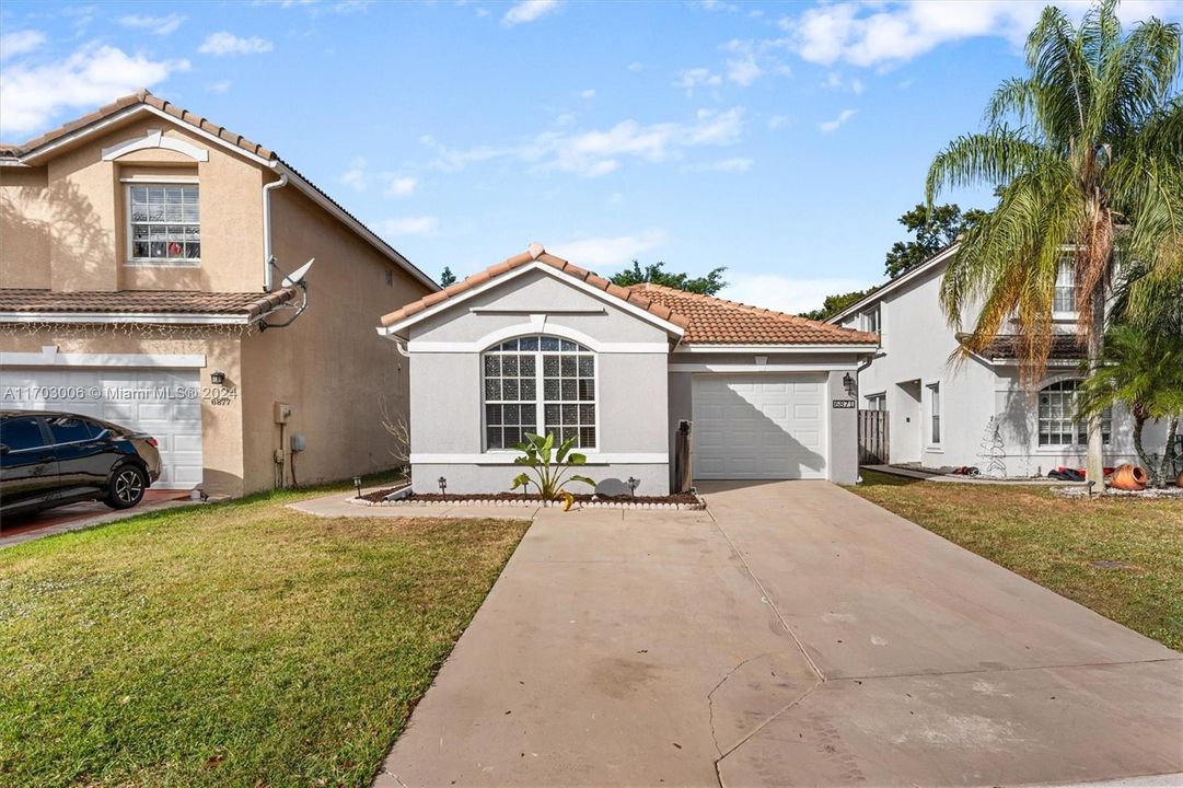 For Sale: $400,000 (3 beds, 2 baths, 1373 Square Feet)