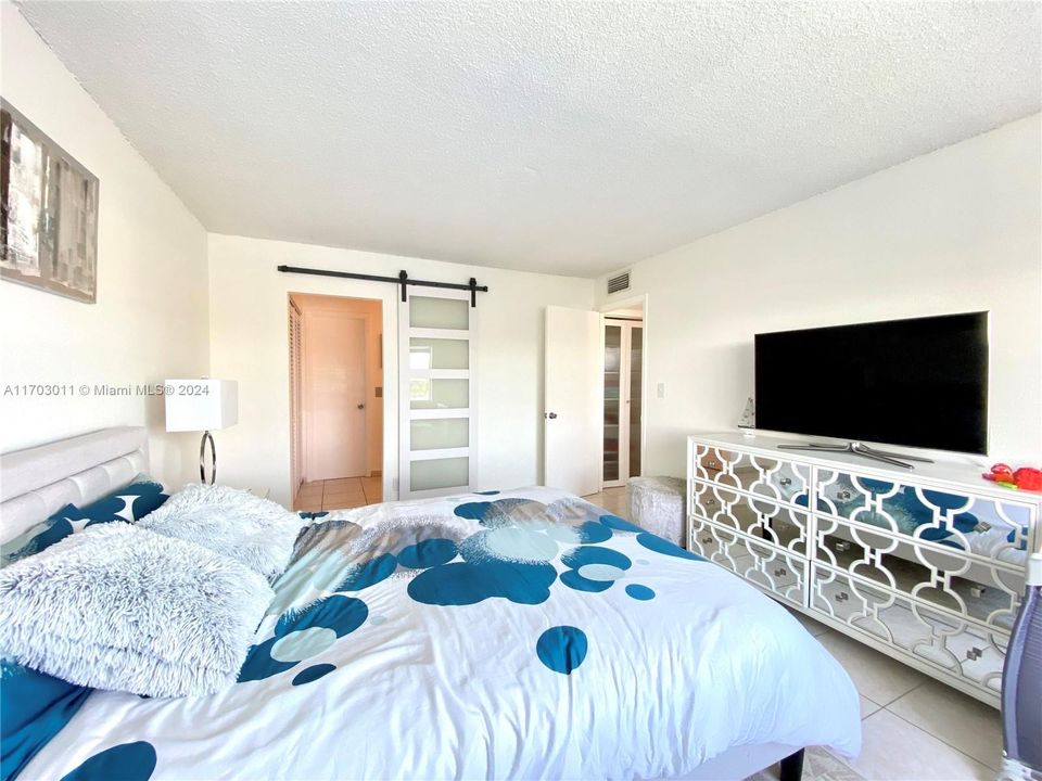 For Sale: $379,000 (2 beds, 2 baths, 1300 Square Feet)