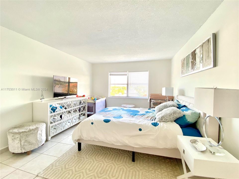 For Sale: $379,000 (2 beds, 2 baths, 1300 Square Feet)