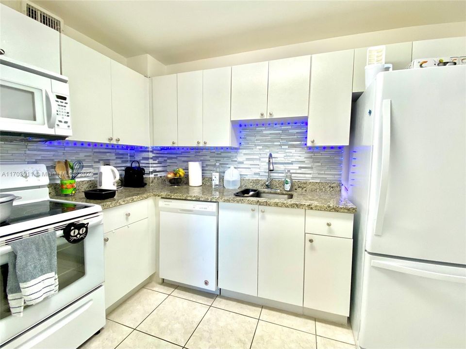 For Sale: $379,000 (2 beds, 2 baths, 1300 Square Feet)