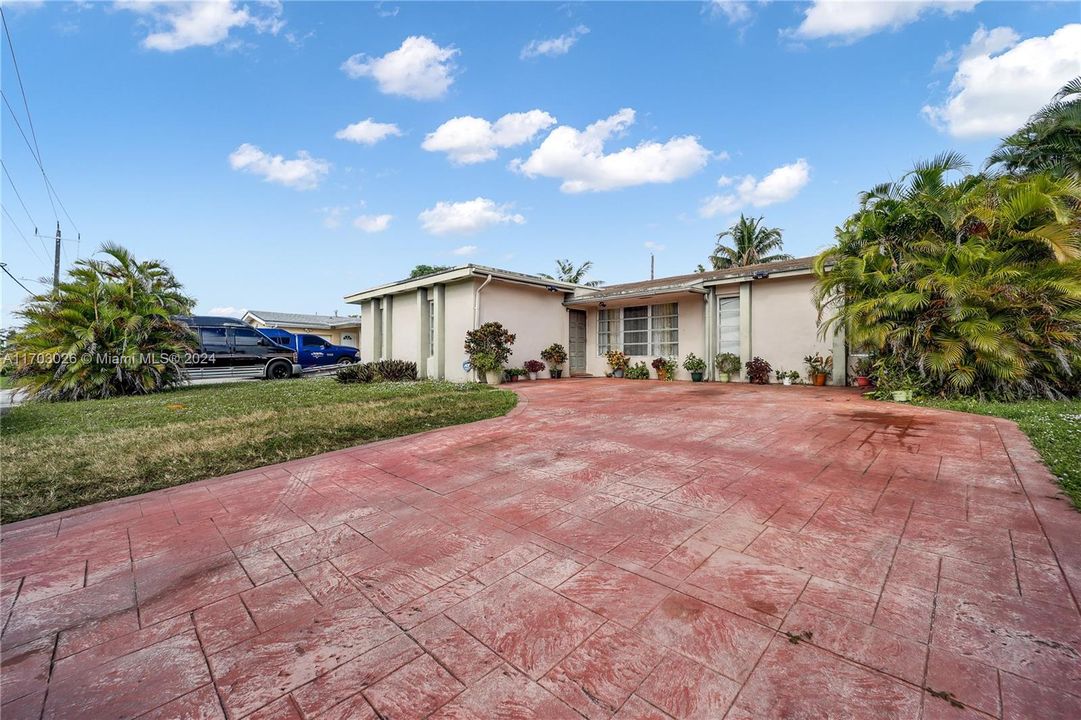 For Sale: $470,000 (3 beds, 2 baths, 1733 Square Feet)