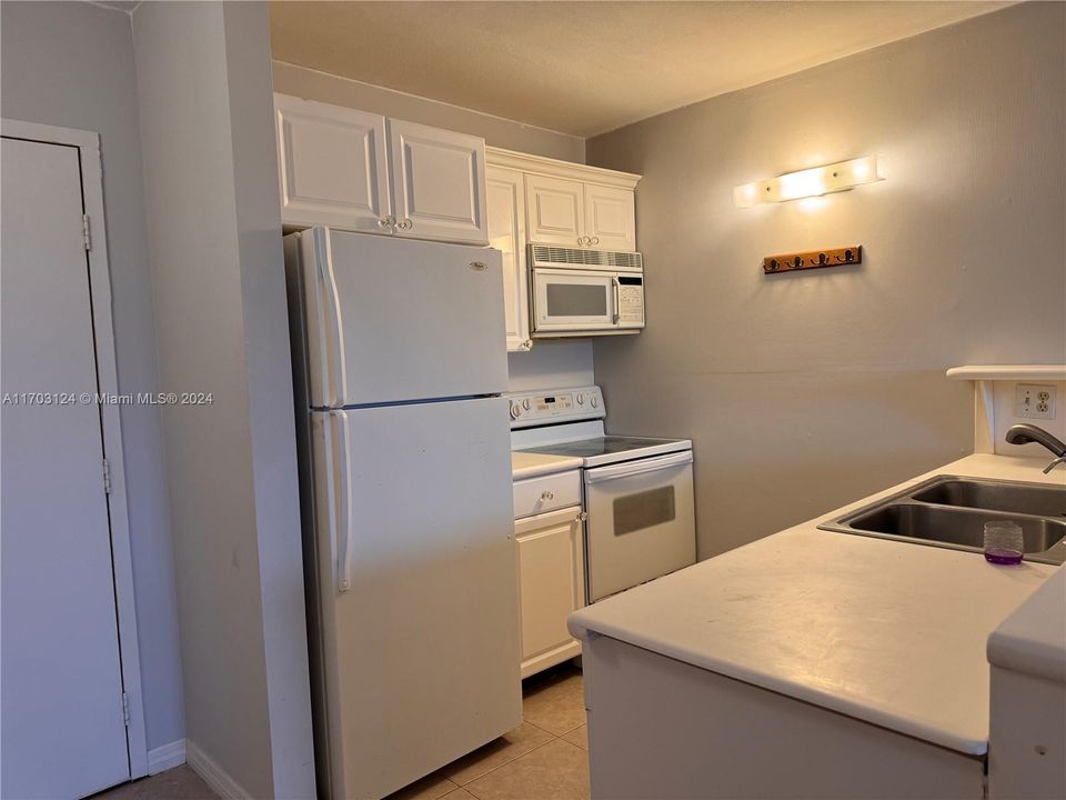 For Rent: $1,450 (1 beds, 1 baths, 606 Square Feet)