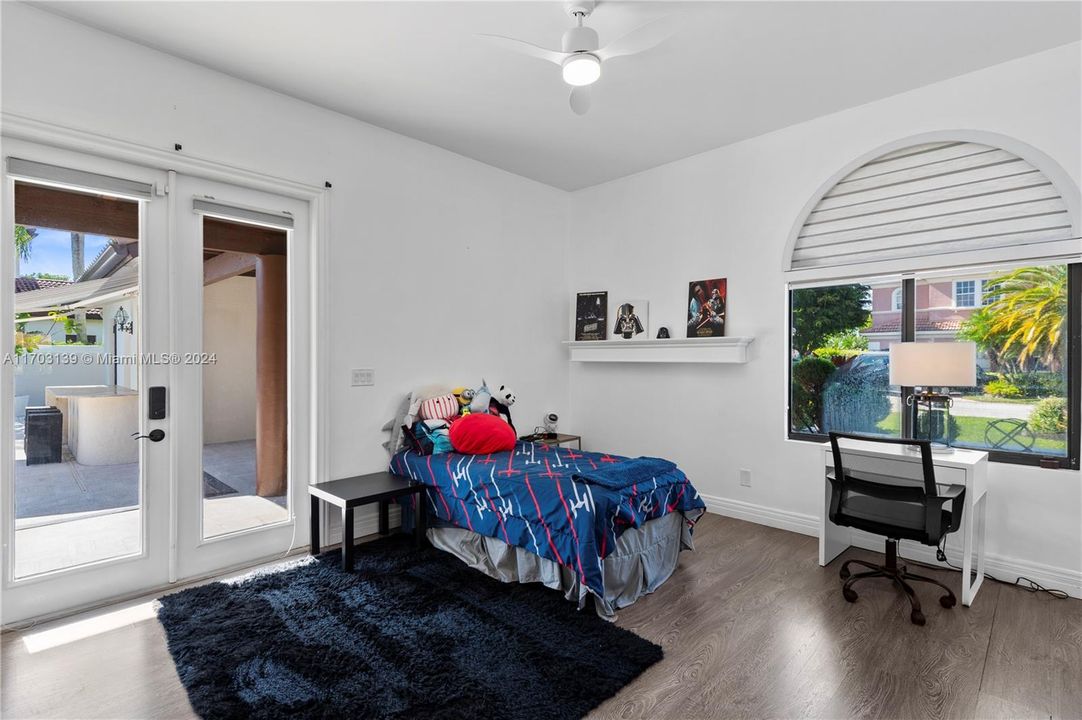 Bedroom with Bathroom inside