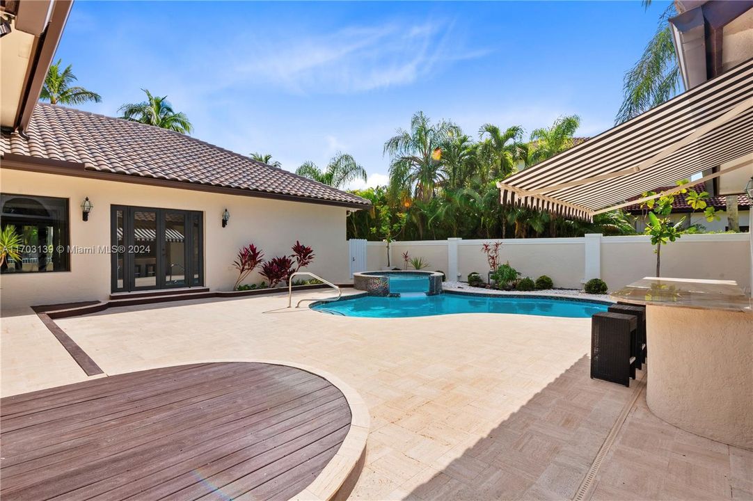 poolside entry/indoor-outdoor flow