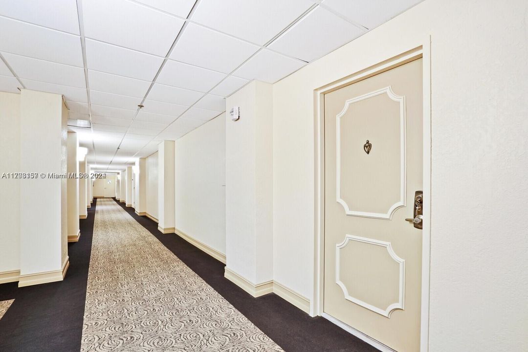 Active With Contract: $2,750 (1 beds, 1 baths, 900 Square Feet)