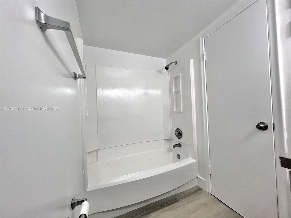 For Rent: $1,700 (1 beds, 1 baths, 606 Square Feet)