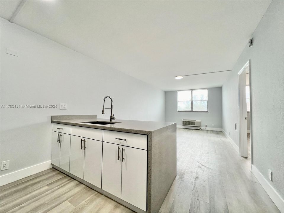 For Rent: $1,700 (1 beds, 1 baths, 606 Square Feet)