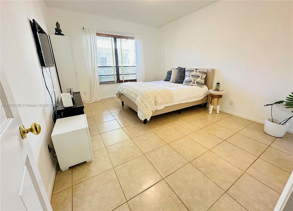 For Sale: $375,000 (1 beds, 1 baths, 1177 Square Feet)