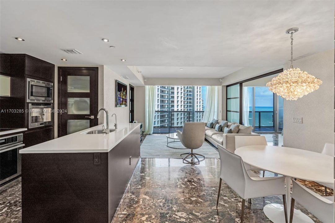 For Sale: $2,000,000 (2 beds, 2 baths, 1094 Square Feet)