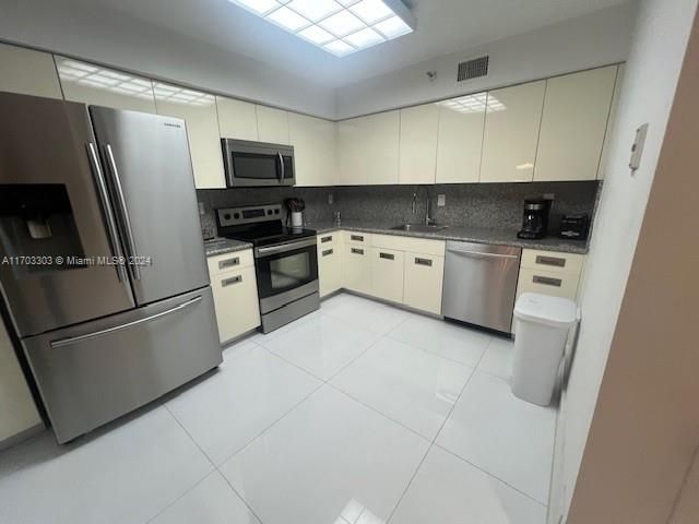 For Rent: $4,500 (2 beds, 2 baths, 1181 Square Feet)