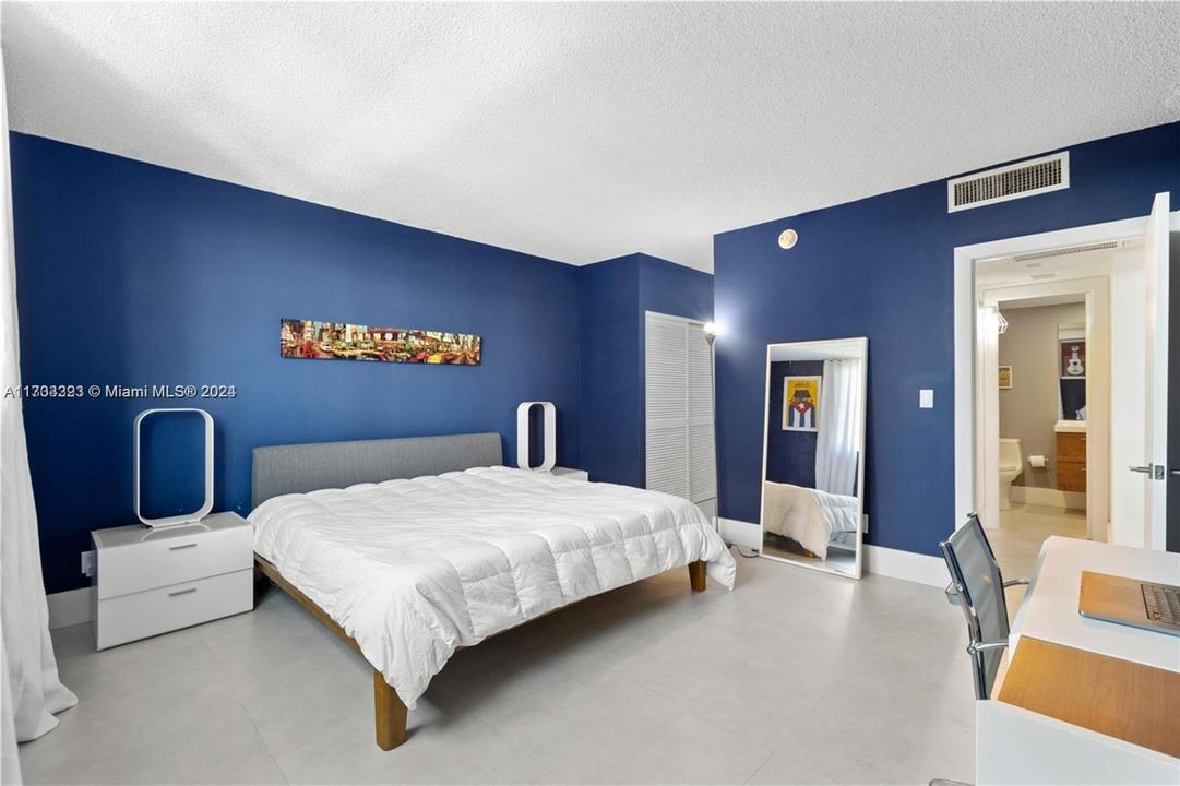 For Sale: $490,000 (1 beds, 1 baths, 910 Square Feet)