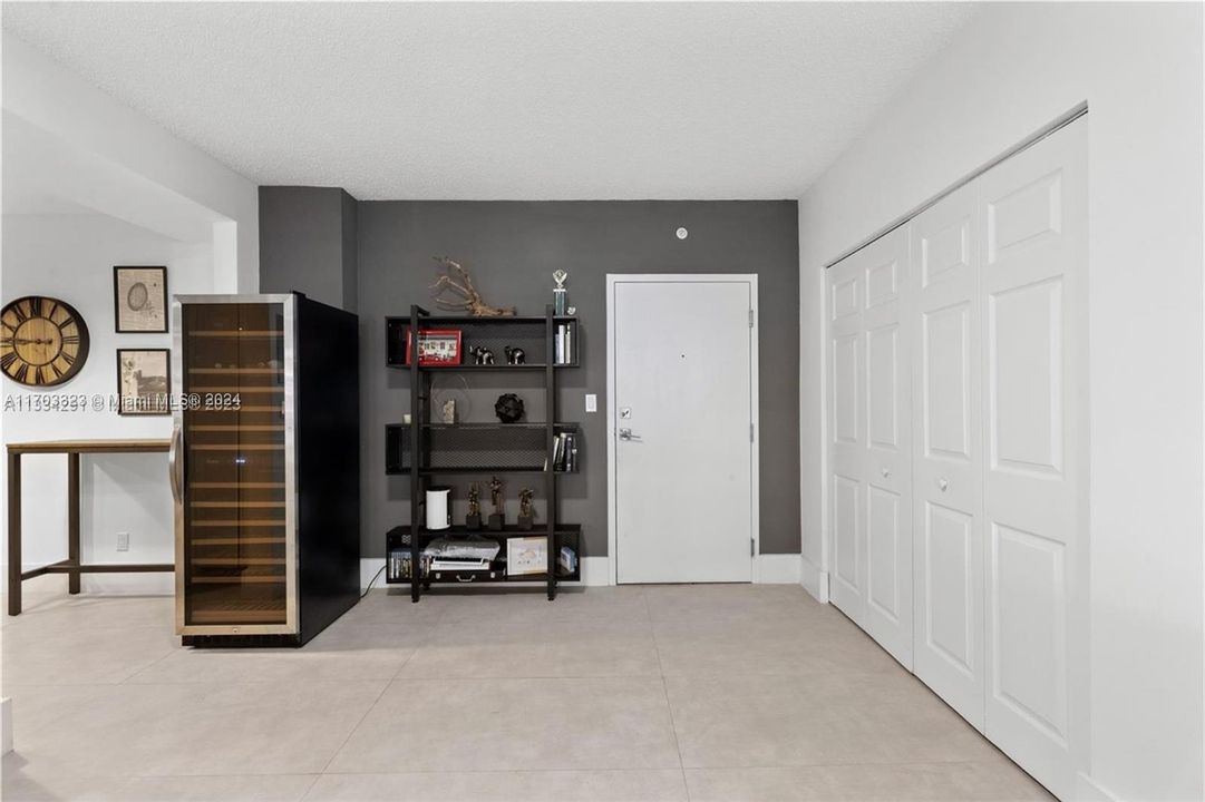 For Sale: $490,000 (1 beds, 1 baths, 910 Square Feet)