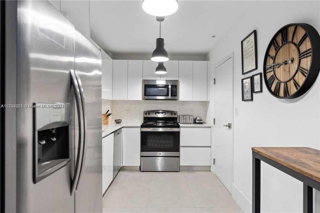 For Sale: $490,000 (1 beds, 1 baths, 910 Square Feet)