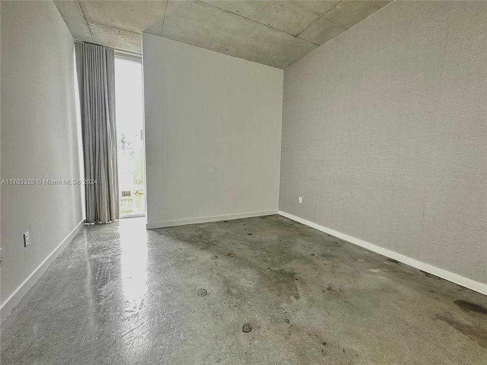 For Sale: $550,000 (2 beds, 2 baths, 977 Square Feet)