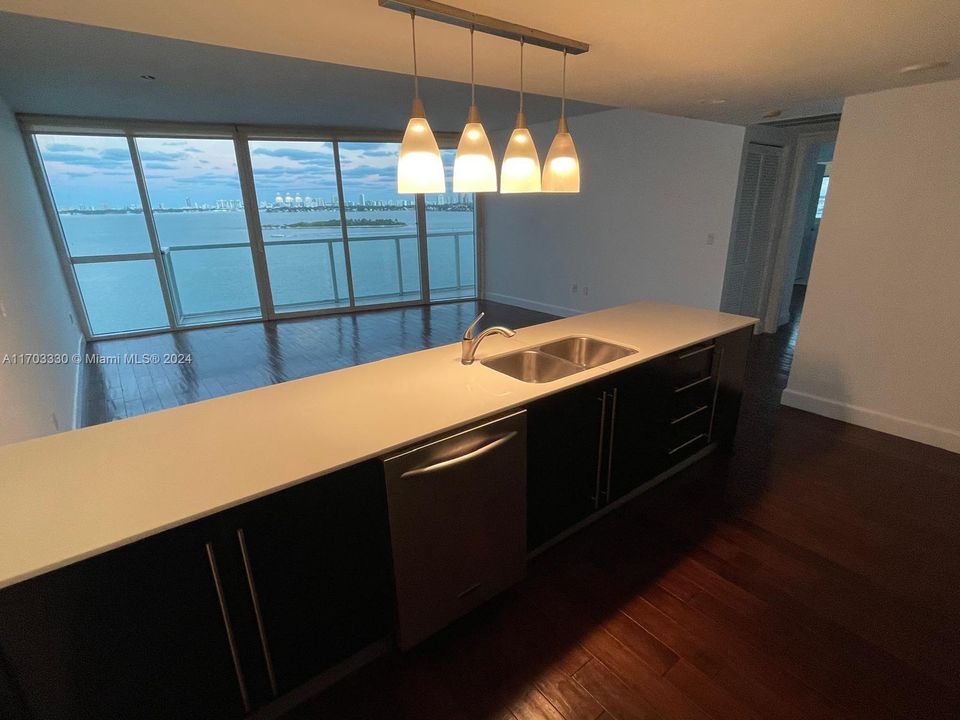 For Sale: $610,000 (1 beds, 1 baths, 942 Square Feet)