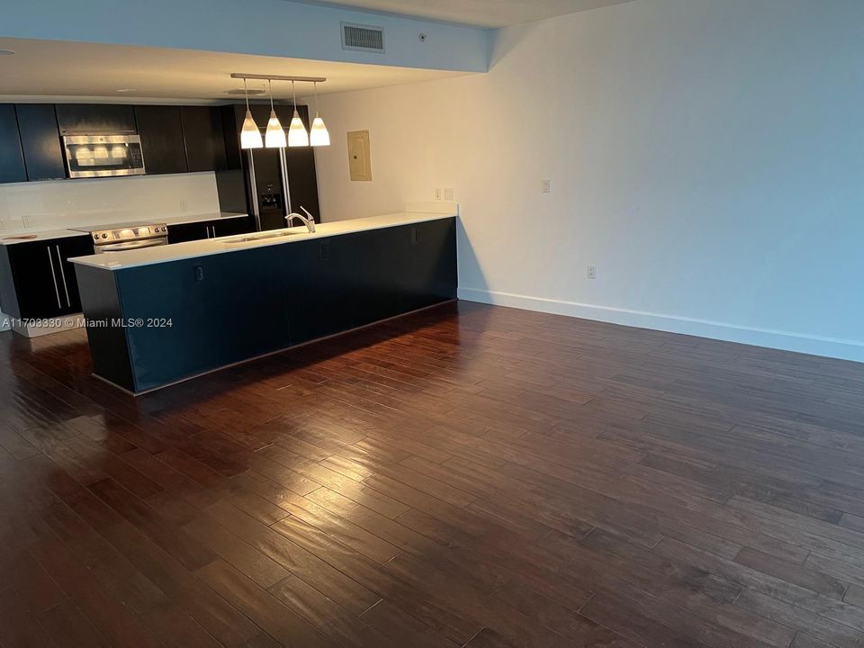 For Sale: $610,000 (1 beds, 1 baths, 942 Square Feet)