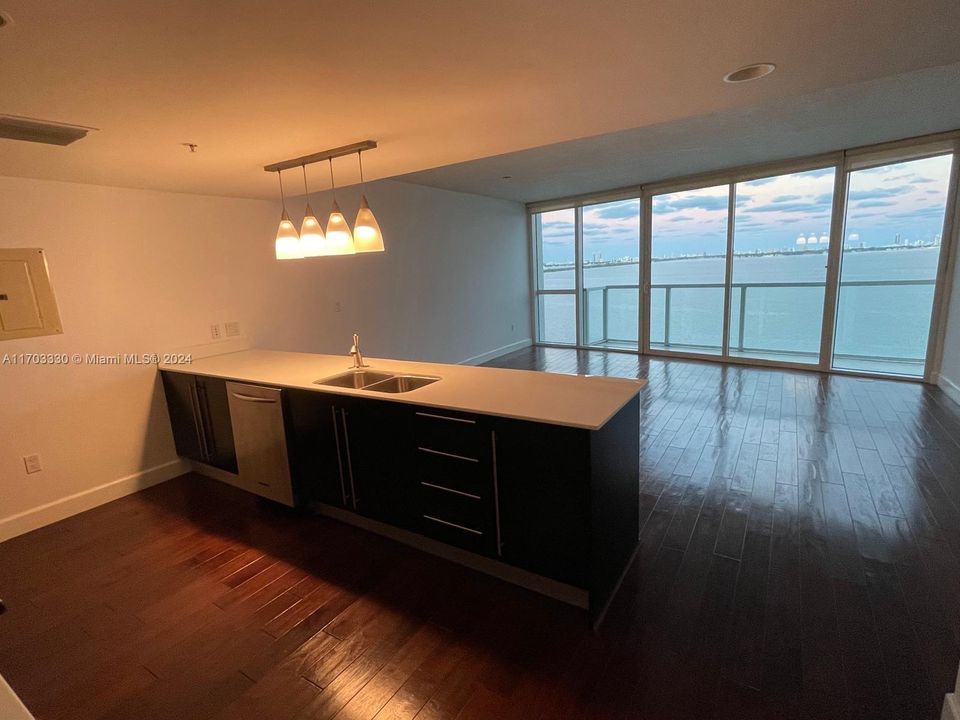 For Sale: $610,000 (1 beds, 1 baths, 942 Square Feet)