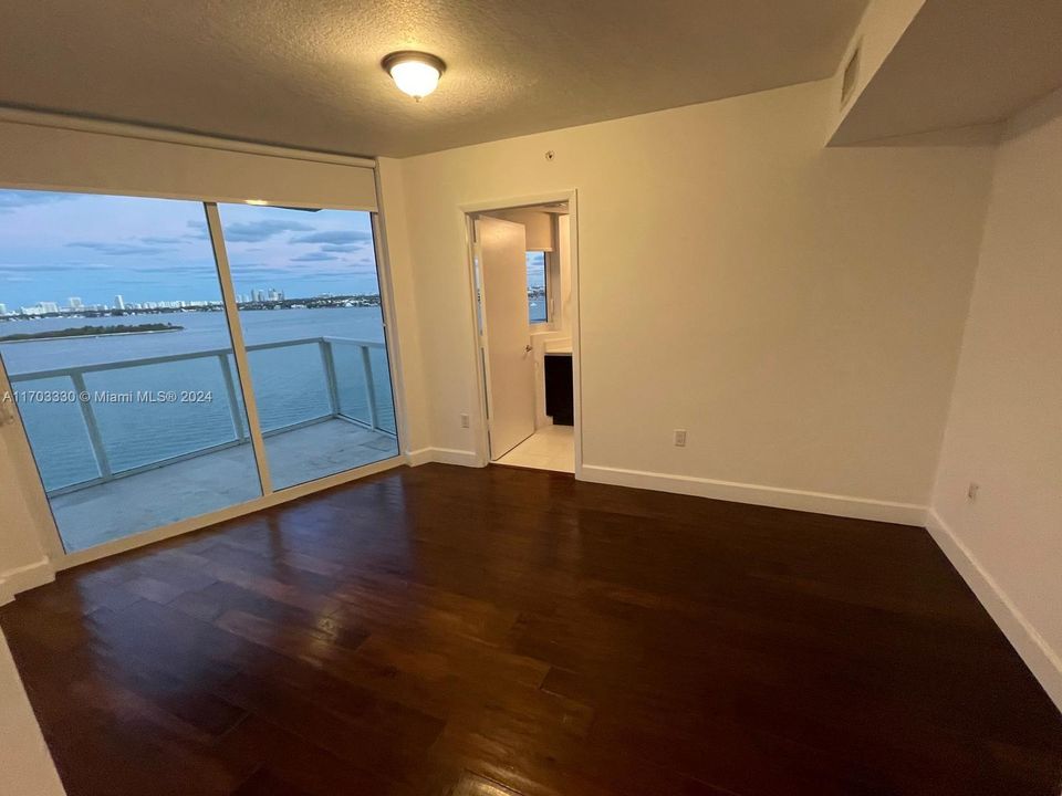 For Sale: $610,000 (1 beds, 1 baths, 942 Square Feet)