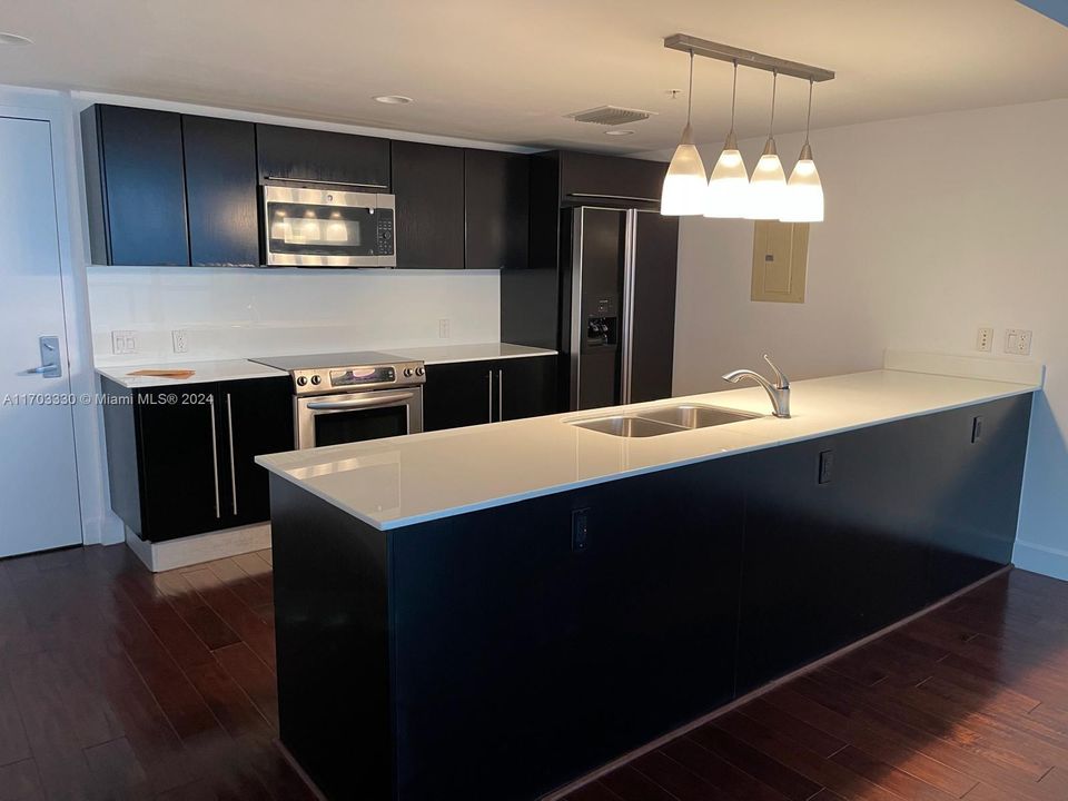 For Sale: $610,000 (1 beds, 1 baths, 942 Square Feet)