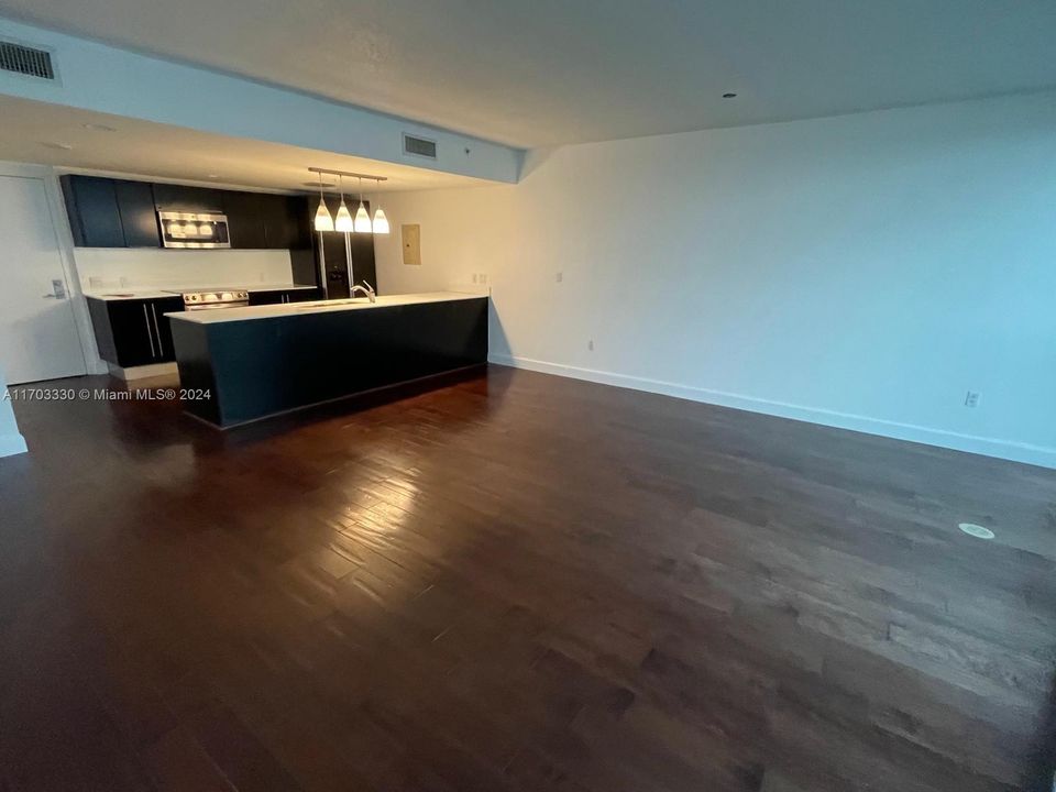 For Sale: $610,000 (1 beds, 1 baths, 942 Square Feet)