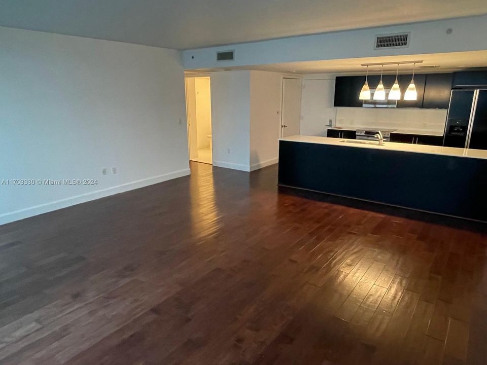 For Sale: $610,000 (1 beds, 1 baths, 942 Square Feet)