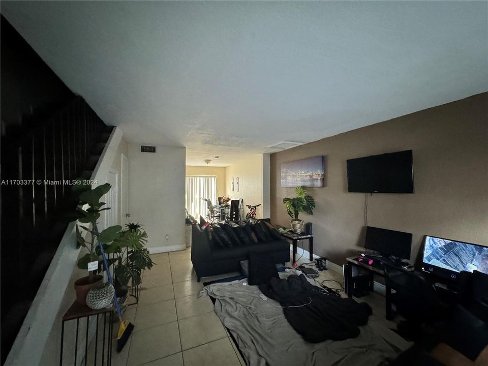 For Sale: $195,000 (2 beds, 1 baths, 1020 Square Feet)