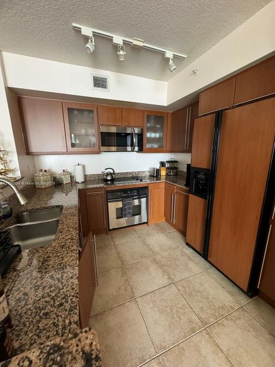 For Rent: $4,500 (2 beds, 2 baths, 1190 Square Feet)