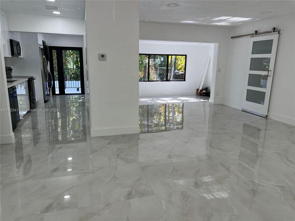 En Venta: $1,050,000 (4 camas, 3 baños, 2005 Pies cuadrados)