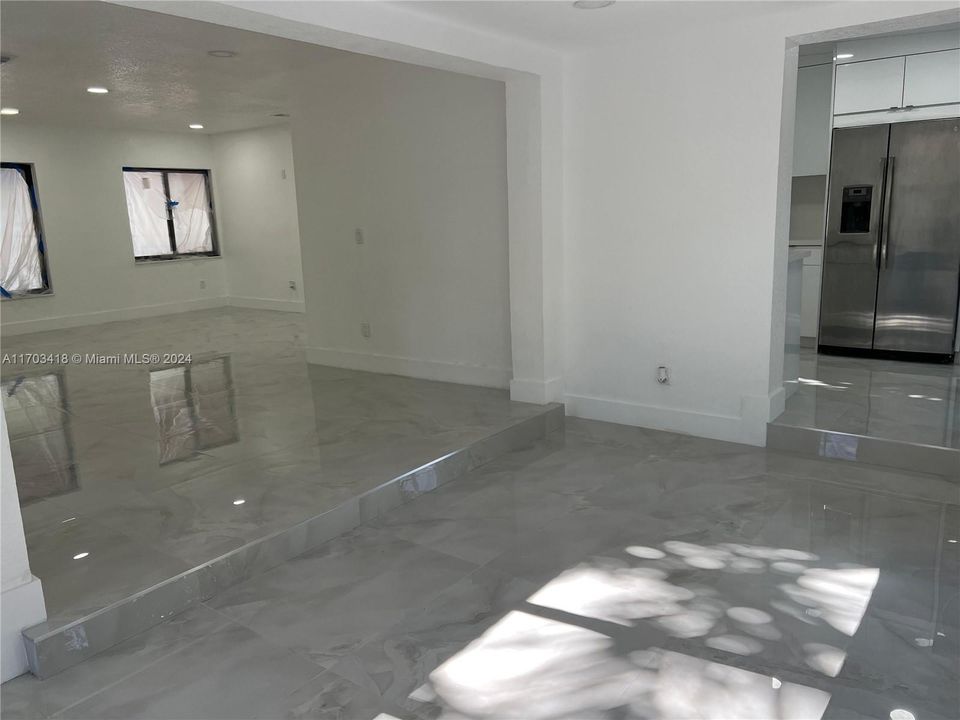 En Venta: $1,050,000 (4 camas, 3 baños, 2005 Pies cuadrados)