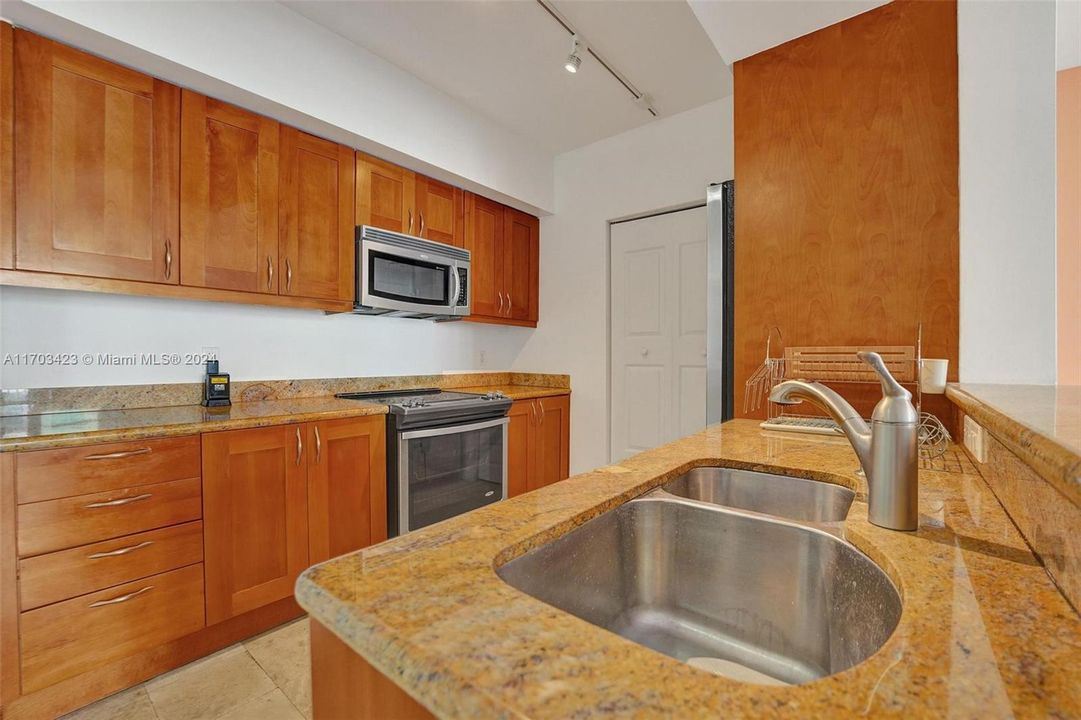 For Rent: $3,200 (2 beds, 2 baths, 1081 Square Feet)