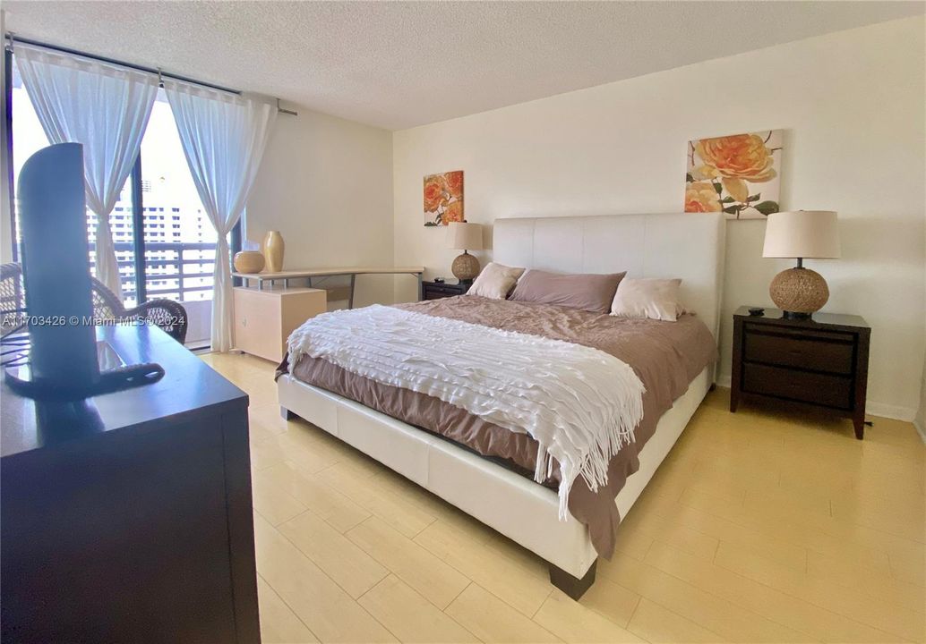 Active With Contract: $2,950 (2 beds, 2 baths, 1271 Square Feet)