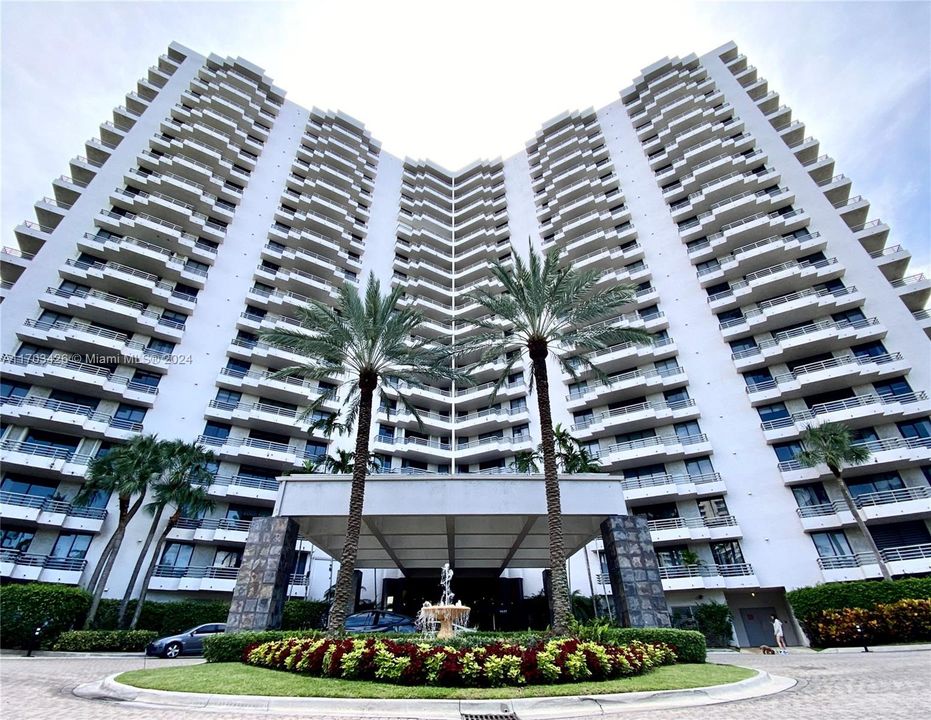 Active With Contract: $2,950 (2 beds, 2 baths, 1271 Square Feet)