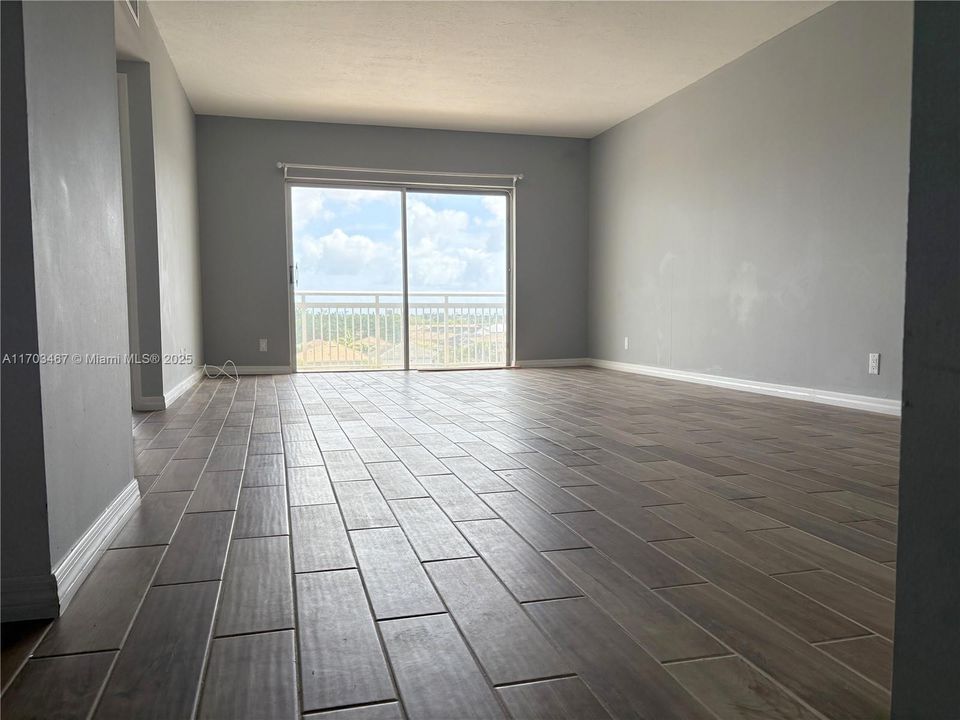 For Sale: $149,900 (1 beds, 1 baths, 844 Square Feet)