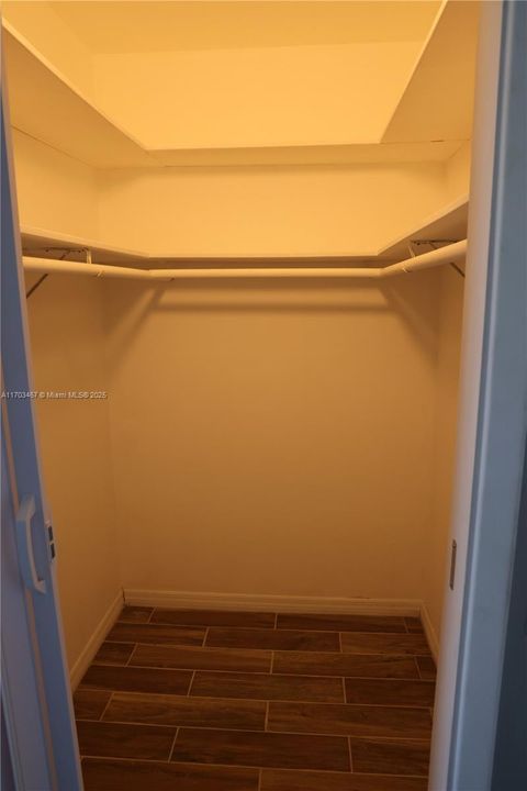 For Sale: $149,900 (1 beds, 1 baths, 844 Square Feet)