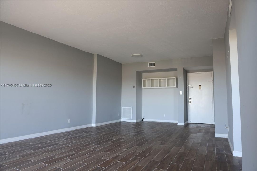 For Sale: $149,900 (1 beds, 1 baths, 844 Square Feet)