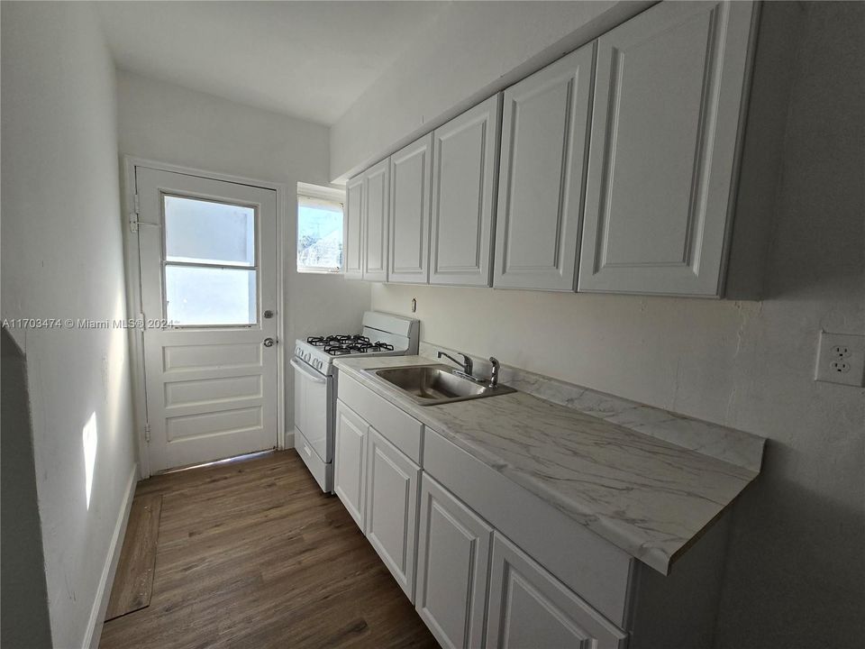 For Sale: $225,000 (1 beds, 1 baths, 592 Square Feet)